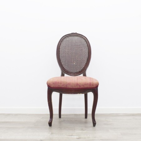 Silla de madera oscura