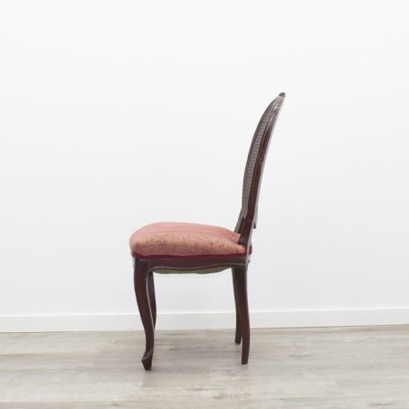 Silla de madera oscura