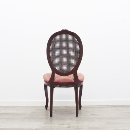 Silla de madera oscura
