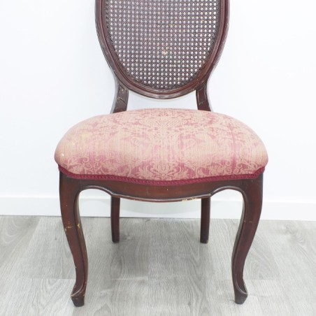 Silla de madera oscura
