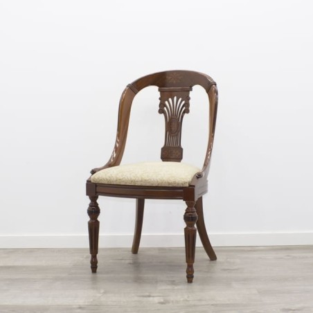 Silla de madera en nogal