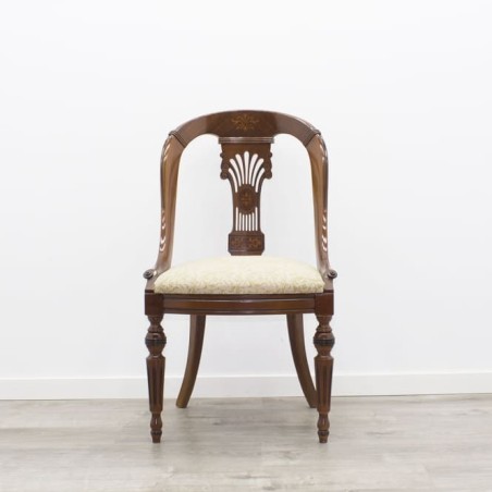 Silla de madera en nogal