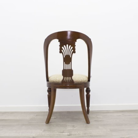 Silla de madera en nogal
