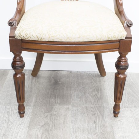 Silla de madera en nogal