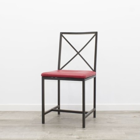 Silla de aluminio en marrón oscuro