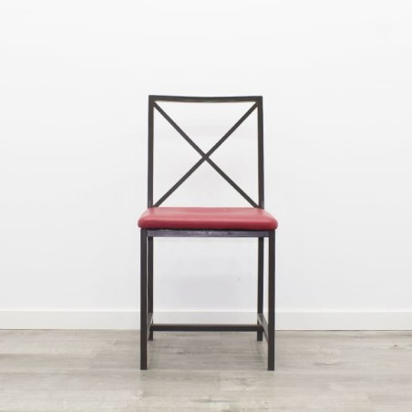 Silla de aluminio en marrón oscuro