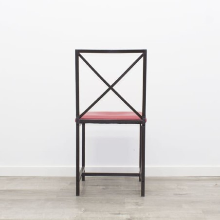 Silla de aluminio en marrón oscuro