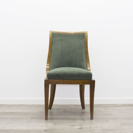 Silla sin brazos de madera con tachuelas