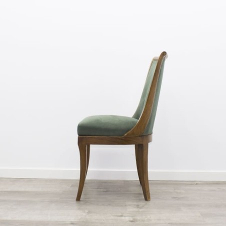 Silla sin brazos de madera con tachuelas