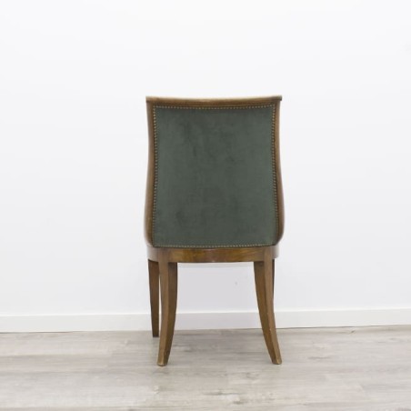 Silla sin brazos de madera con tachuelas