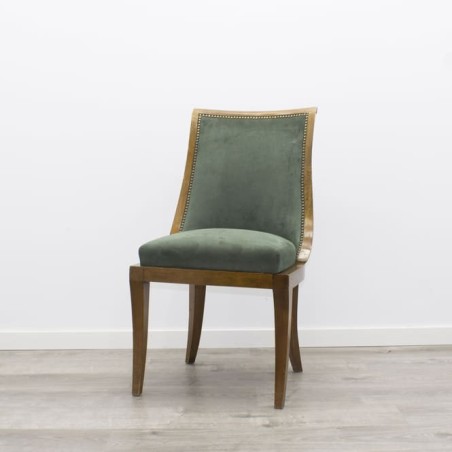 Silla sin brazos de madera con tachuelas