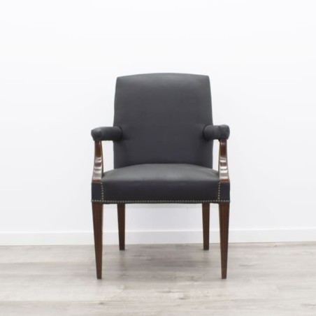 Silla clásica en madera con brazos en piel