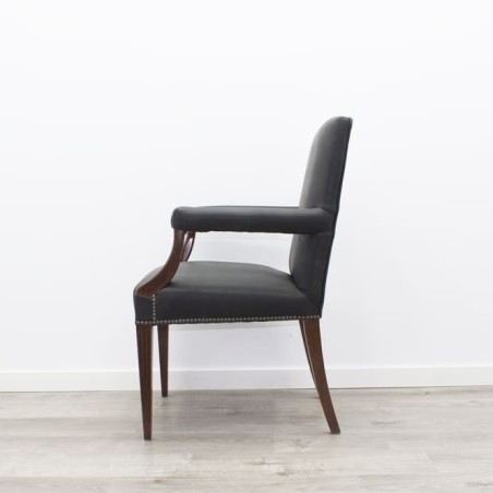 Silla clásica en madera con brazos en piel