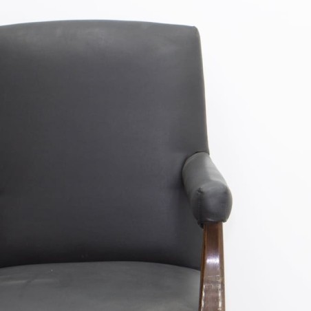 Silla clásica en madera con brazos en piel