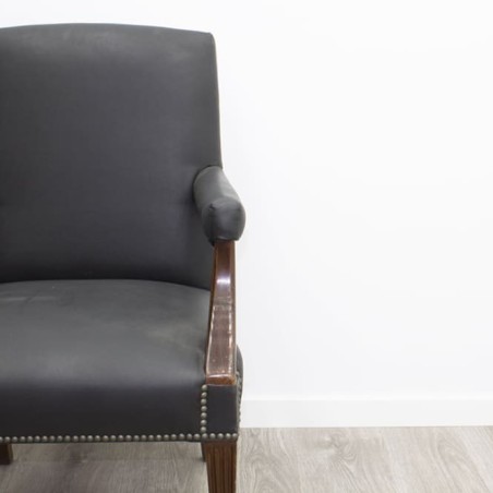 Silla clásica en madera con brazos en piel