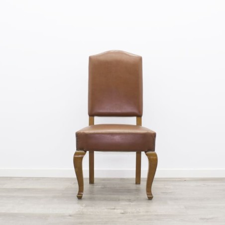 Silla clásica sin brazos en madera acabado nogal