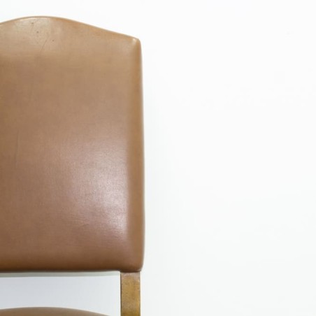 Silla clásica sin brazos en madera acabado nogal