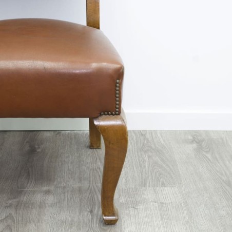Silla clásica sin brazos en madera acabado nogal