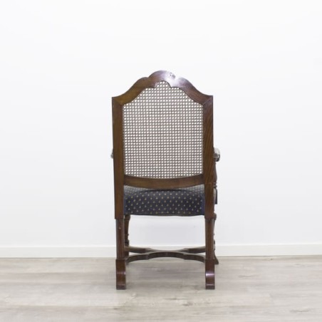 Silla clásica en madera acabado nogal patas torneadas