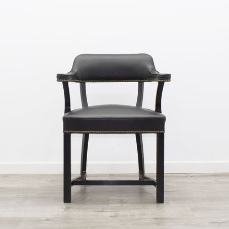 Silla clásica en madera acabado negro
