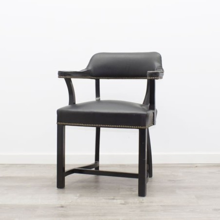 Silla clásica en madera acabado negro