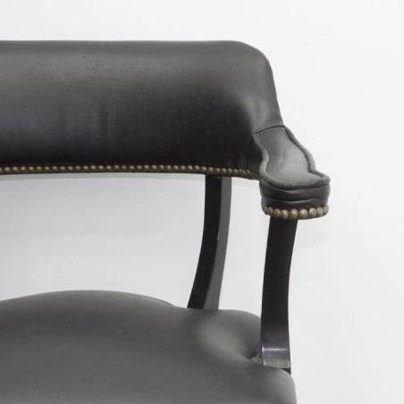 Silla clásica en madera acabado negro