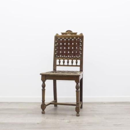 Silla de madera con tiras de cuero