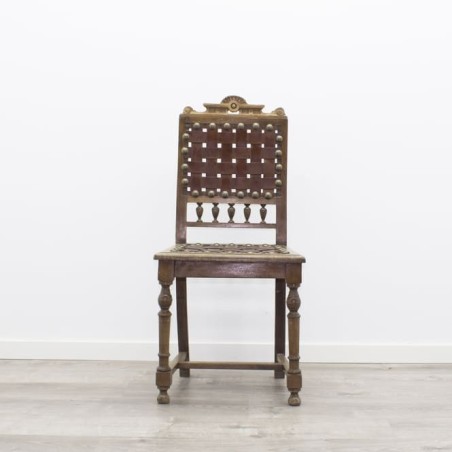 Silla de madera con tiras de cuero