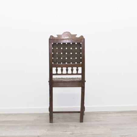 Silla de madera con tiras de cuero