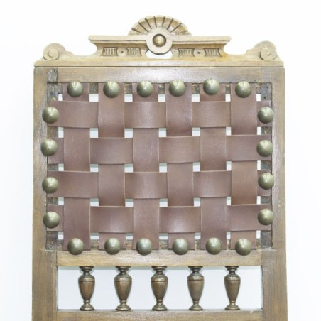 Silla de madera con tiras de cuero