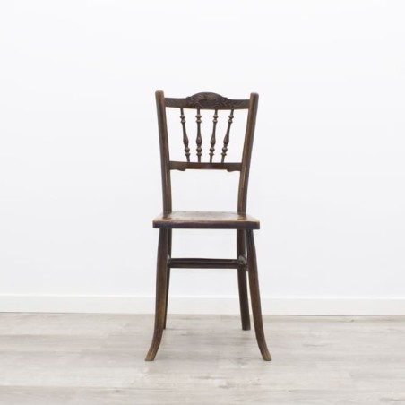 Silla de madera tallada sin brazos