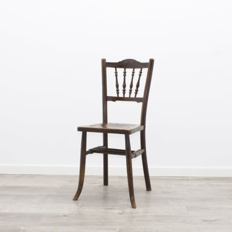 Silla de madera tallada sin brazos