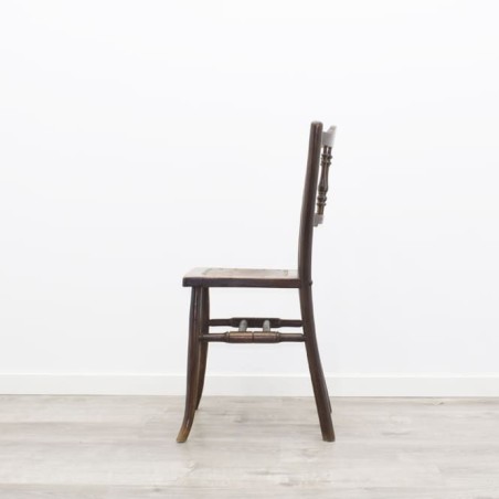 Silla de madera tallada sin brazos