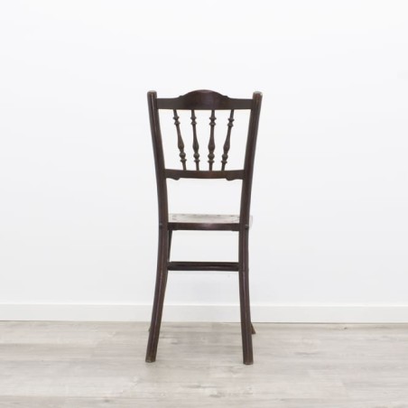 Silla de madera tallada sin brazos