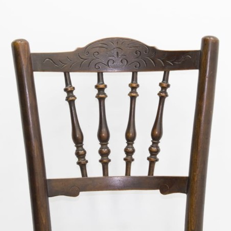 Silla de madera tallada sin brazos