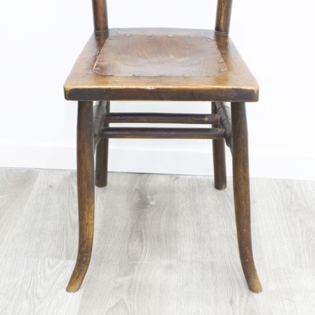 Silla de madera tallada sin brazos