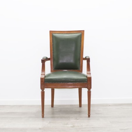 Sillón de madera tapizado en piel verde con brazos