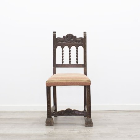 Silla de madera oscura con asiento tapizado en rayas