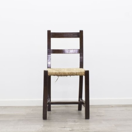 Silla de madera con asiento de mimbre