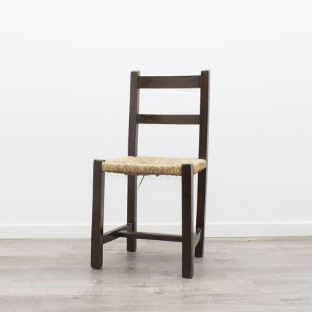 Silla de madera con asiento de mimbre