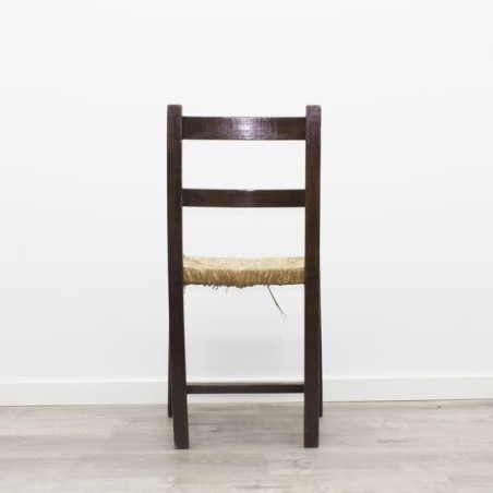 Silla de madera con asiento de mimbre