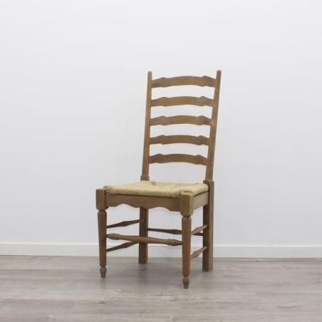 Silla clásica en madera con respaldo alto