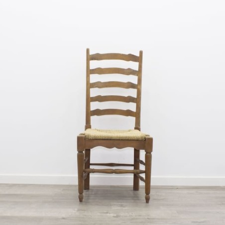 Silla clásica en madera con respaldo alto