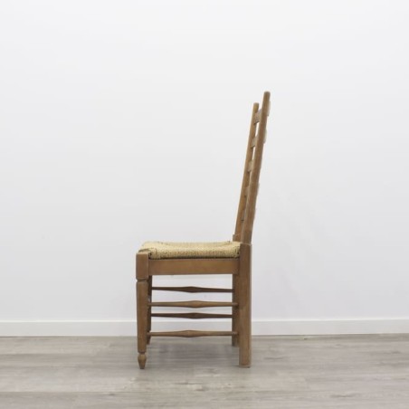 Silla clásica en madera con respaldo alto