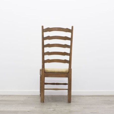 Silla clásica en madera con respaldo alto