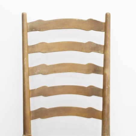 Silla clásica en madera con respaldo alto