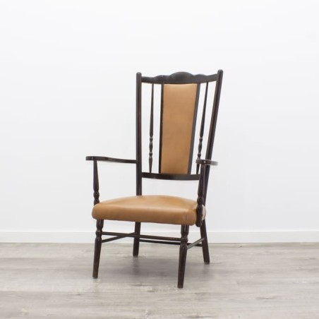 Silla baja con respaldo alto de madera