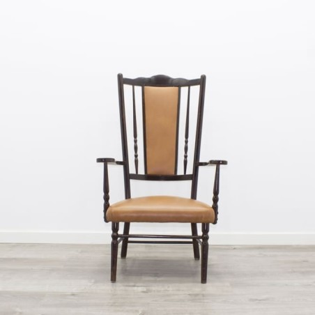 Silla baja con respaldo alto de madera