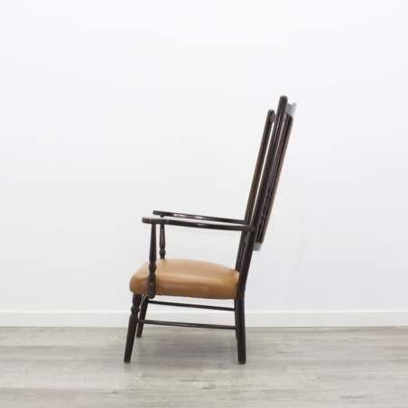 Silla baja con respaldo alto de madera