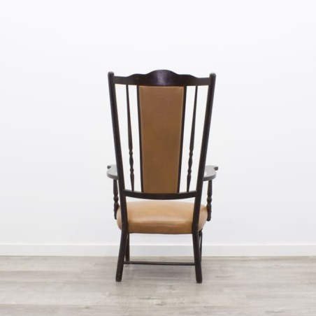 Silla baja con respaldo alto de madera
